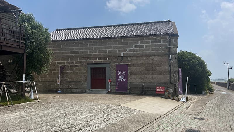 夏の青空の下に建つ、潮来市牛堀の大谷石造りの蔵cafe 氷菓ふわり外観