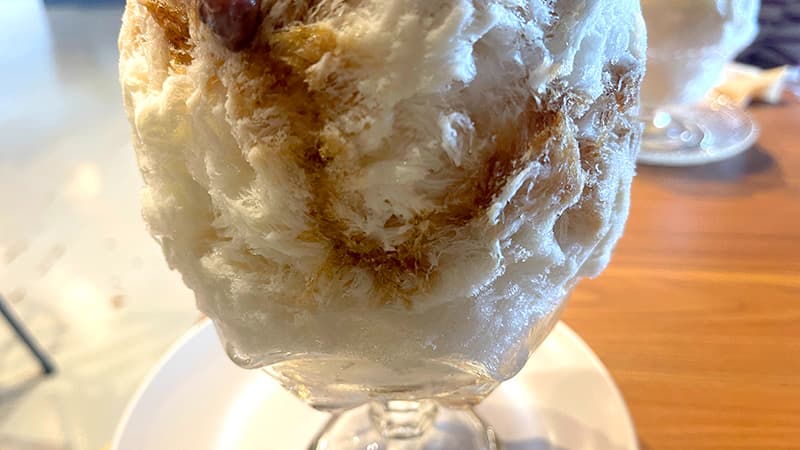 ふわふわの天然氷の側面を伝う、蔵cafe 氷菓ふわりの黒糖シロップのライン