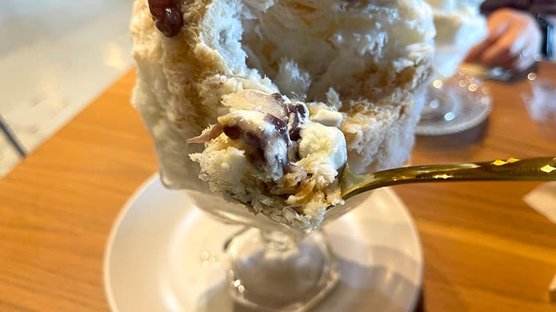 金のスプーンですくった、あずきと生クリームと天然氷のひとさじ
