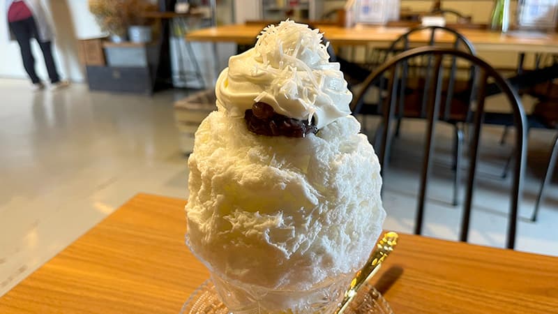 白いココナッツがのった蔵cafe 氷菓ふわりの本日のかき氷