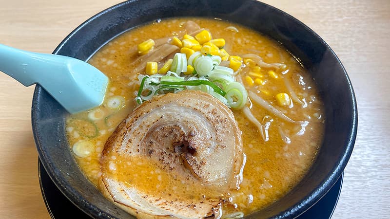 炙りチャーシューとコーン、刻みねぎがのった奉蘭鉾田家のあおり味噌ラーメン