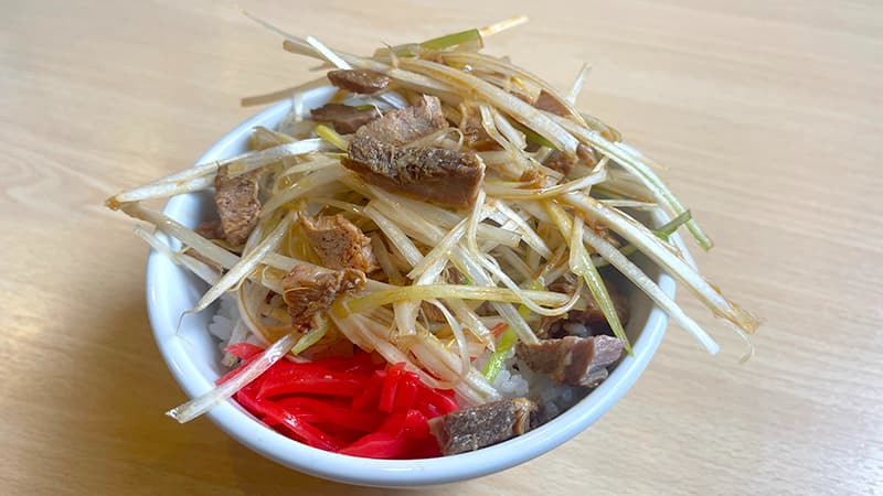 白髪ねぎとチャーシュー、紅生姜がのった奉蘭鉾田家のミニ丼味付きネギチャーシュー