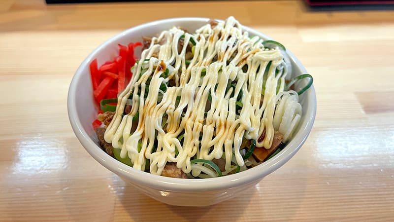 マヨネーズがかかった奉蘭鉾田家のミニ丼ねぎマヨチャーシューと紅生姜