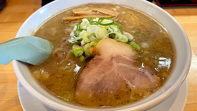 青ねぎとメンマ、チャーシューがのった奉蘭鉾田家のあおり辛味噌ラーメン