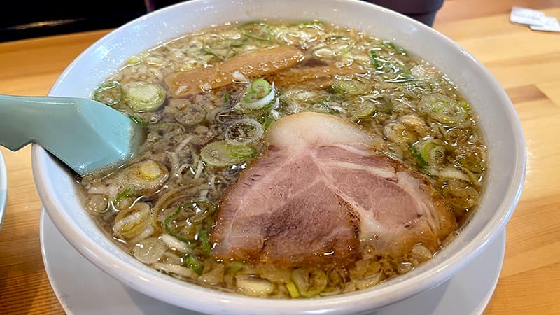 背脂と青ねぎがたっぷり浮かぶ奉蘭鉾田家の背脂ねぎ中華そば