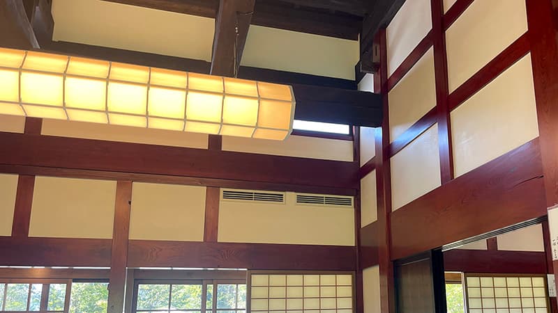 そば屋長森の店内、太い梁が渡る高い天井と障子の明かり