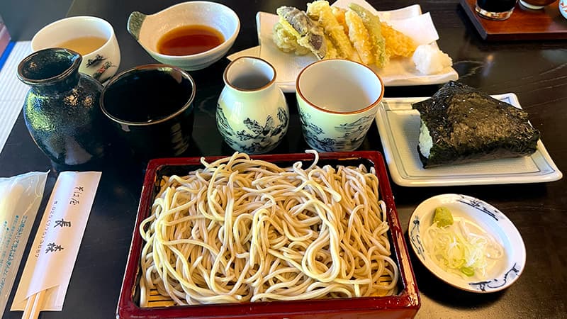 そば屋長森の野菜天せいろそばとおにぎり、二種類のそばつゆが並ぶ卓