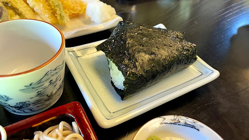 海苔で包まれたそば屋長森の魚沼産コシヒカリのおにぎり