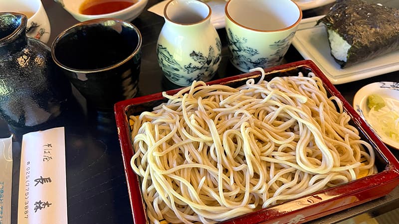 竹のせいろに盛られたそば屋長森の細くて角の立ったせいろそば