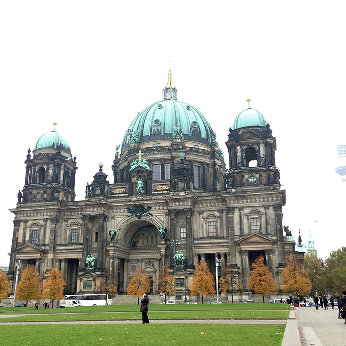 ドイツベルリンでブランデンブルグ門など名所を巡る長い散歩旅