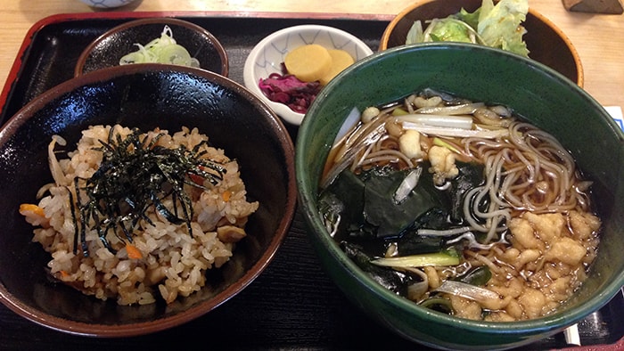 外苑前の『そば処　青山やぶ』手軽に楽しめる蕎麦とかつ丼