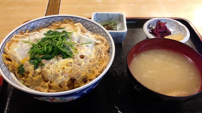 外苑前の『そば処　青山やぶ』手軽に楽しめる蕎麦とかつ丼