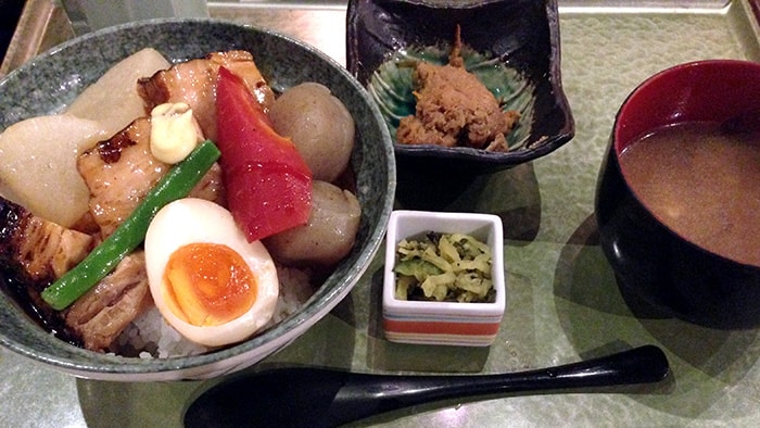 【表参道】新潟食楽園の角煮丼と志味津のとんかつと珈琲舎のパンケーキ