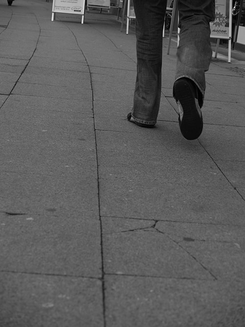 「人の足はどこに向かうのか」ベルリンに在住時に撮影した写真