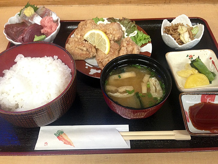 『渚亭』江東区森下にある食堂の刺身と鳥唐揚げのランチ