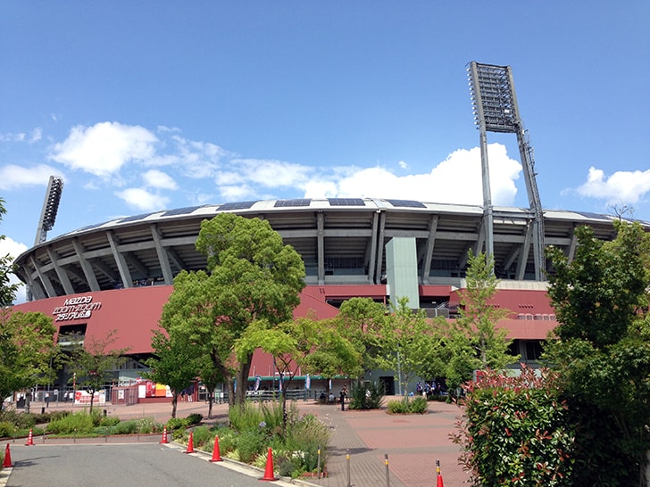 広島カープの本拠地「マツダスタジアム」へ！ローソンも赤？