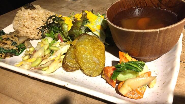 国分寺『カフェスロー』ゆったりと温かみのある空間と旬の野菜が美味しい料理