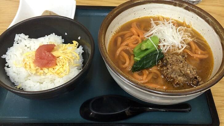 赤唐辛子が練りこまれた赤い麺！四ツ木製麺所の坦々うどん