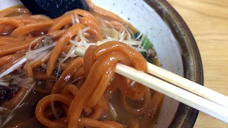 赤唐辛子が練りこまれた赤い麺！四ツ木製麺所の坦々うどん