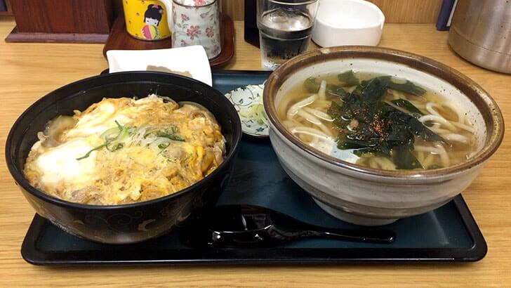 赤唐辛子が練りこまれた赤い麺！四ツ木製麺所の坦々うどん