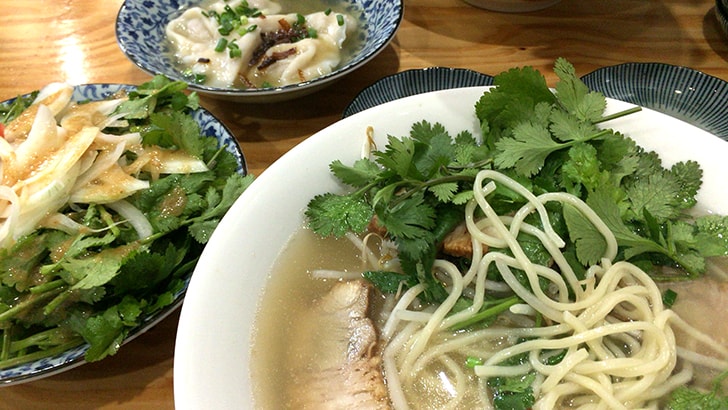 パクチーをのせて啜るのだ！立石『乃の一』の鹿児島ラーメン