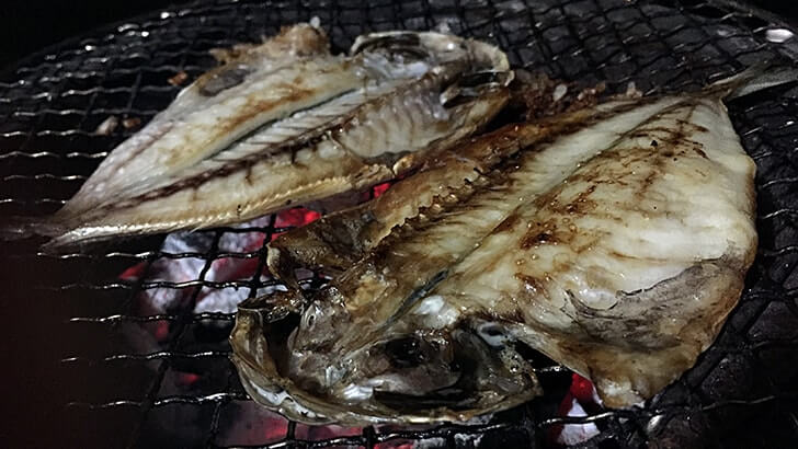 熱海の老舗『釜鶴ひもの店』のあじの干物を七輪で焼いて食す 熱海の老舗『釜鶴ひもの店』のあじの干物を七輪で焼いて食す