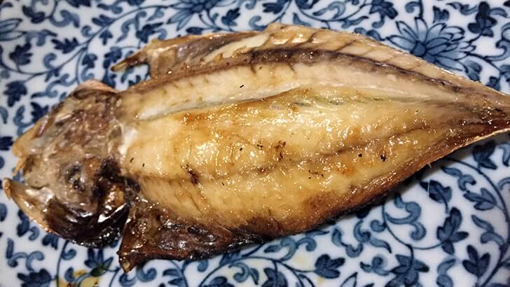 熱海の老舗『釜鶴ひもの店』のあじの干物を七輪で焼いて食す 熱海の老舗『釜鶴ひもの店』のあじの干物を七輪で焼いて食す