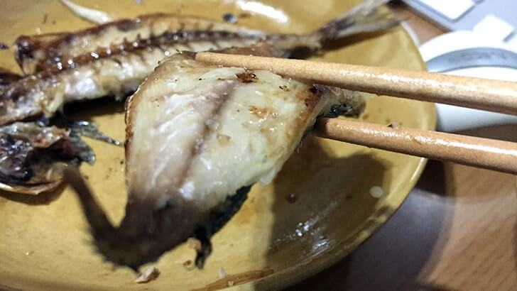 熱海の老舗『釜鶴ひもの店』のあじの干物を七輪で焼いて食す 熱海の老舗『釜鶴ひもの店』のあじの干物を七輪で焼いて食す
