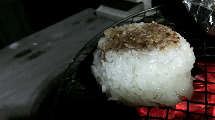 熱海の老舗『釜鶴ひもの店』のあじの干物を七輪で焼いて食す 熱海の老舗『釜鶴ひもの店』のあじの干物を七輪で焼いて食す