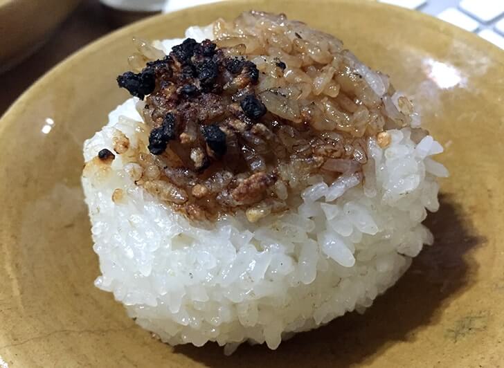 熱海の老舗『釜鶴ひもの店』のあじの干物を七輪で焼いて食す 熱海の老舗『釜鶴ひもの店』のあじの干物を七輪で焼いて食す