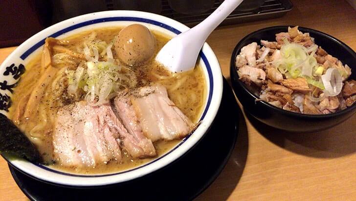 上野のラーメン屋『超大吉』　ボリューム満点のラーメンと肉飯