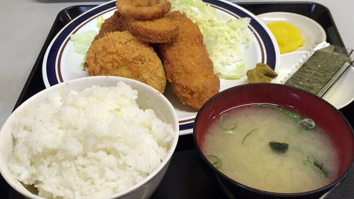 青戸の定食屋『湖洲（こしゅう）』のメンチカツと牛肉コロッケ