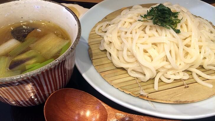 『湯島　春近』出汁の効いたつゆが旨い創作うどん「おざんざ」