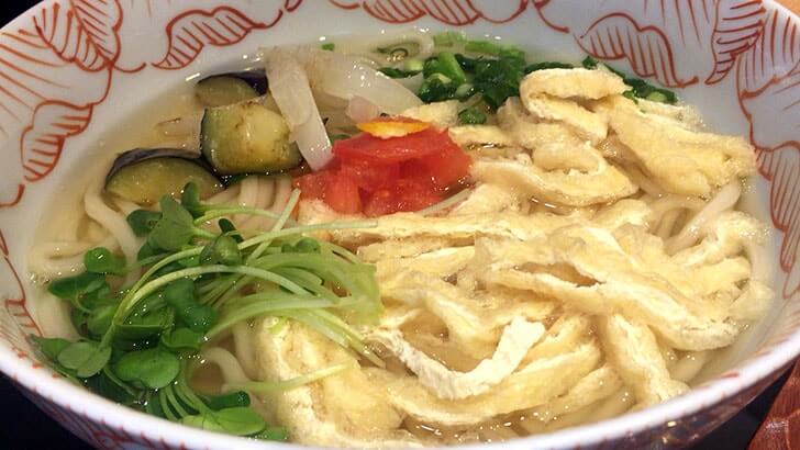 『湯島　春近』出汁の効いたつゆが旨い創作うどん「おざんざ」