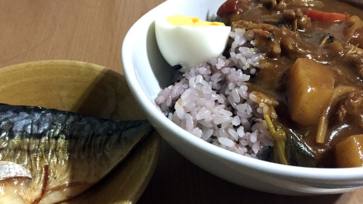 焼き魚にはカレー　食べ合わせが悪いのも含めて母の味