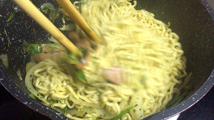 カルディでパクチー焼きそばを発見！追パクして食べてみた