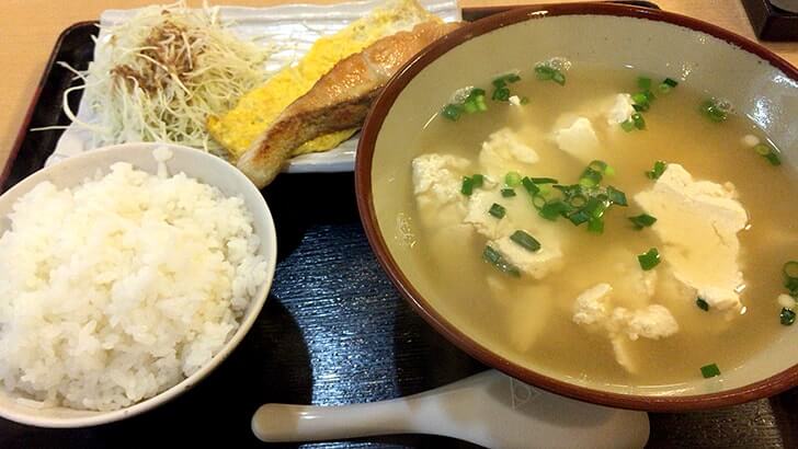 安くて旨い！沖縄料理みかどのゆしどうふ定食とすきやき【沖縄旅行】