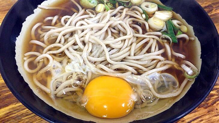 日暮里の立ち食い蕎麦屋『六文そば』かけそばがなんと200円！