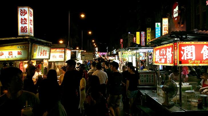 寧夏路夜市へ！台湾の夜市で魯肉飯に牛肉炒麺…地元飯！最高…