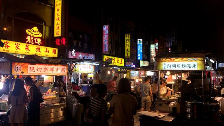 寧夏路夜市へ！台湾の夜市で魯肉飯に牛肉炒麺…地元飯！最高…