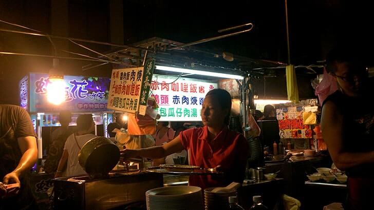寧夏路夜市へ！台湾の夜市で魯肉飯に牛肉炒麺…地元飯！最高…