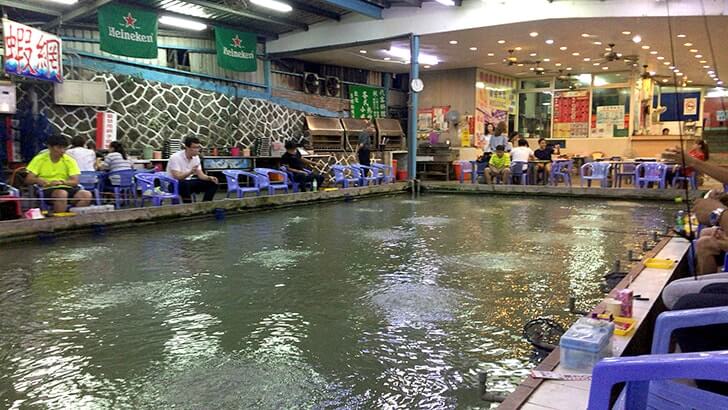 夜遊びにエビ釣り！台湾の春城釣蝦場で海老を釣って食らう！