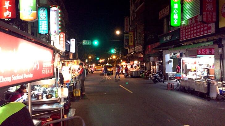 【台湾】ローカル感漂う大龍夜市で意麺など屋台飯を頬張る！