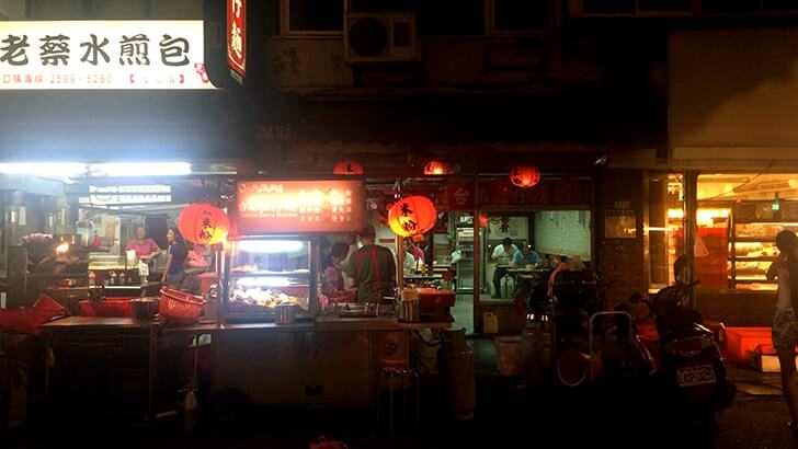 【台湾】ローカル感漂う大龍夜市で意麺など屋台飯を頬張る！