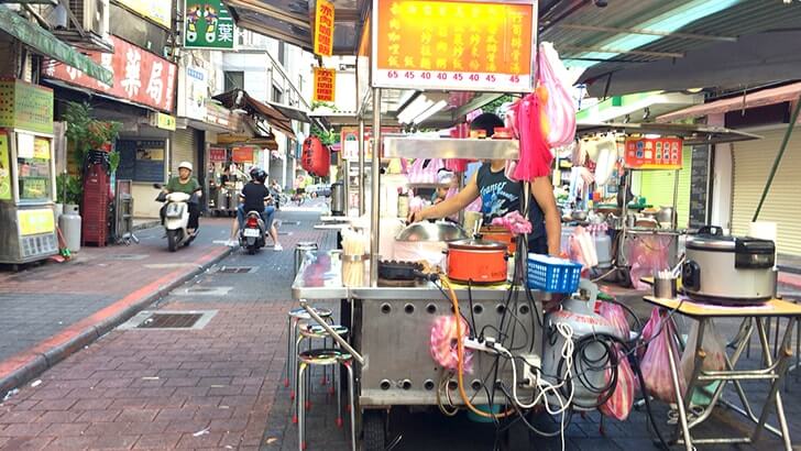 雙城街の朝市で朝食！魷魚羹（イカ入りとろみスープ）と小籠包