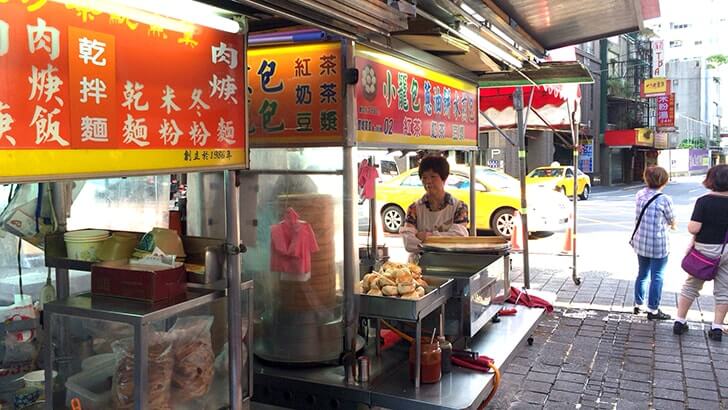 雙城街の朝市で朝食！魷魚羹（イカ入りとろみスープ）と小籠包