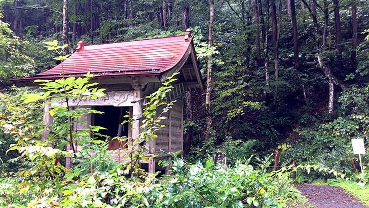 名水百選「竜ヶ窪」新潟県津南町にある伝説が息づく幻想的な池